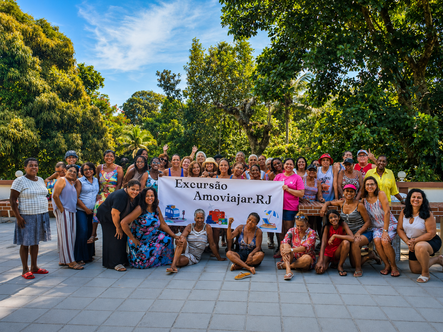 Grande grupo da Amo Viajar reunido em excursão com faixa Excursão Amoviajar.RJ